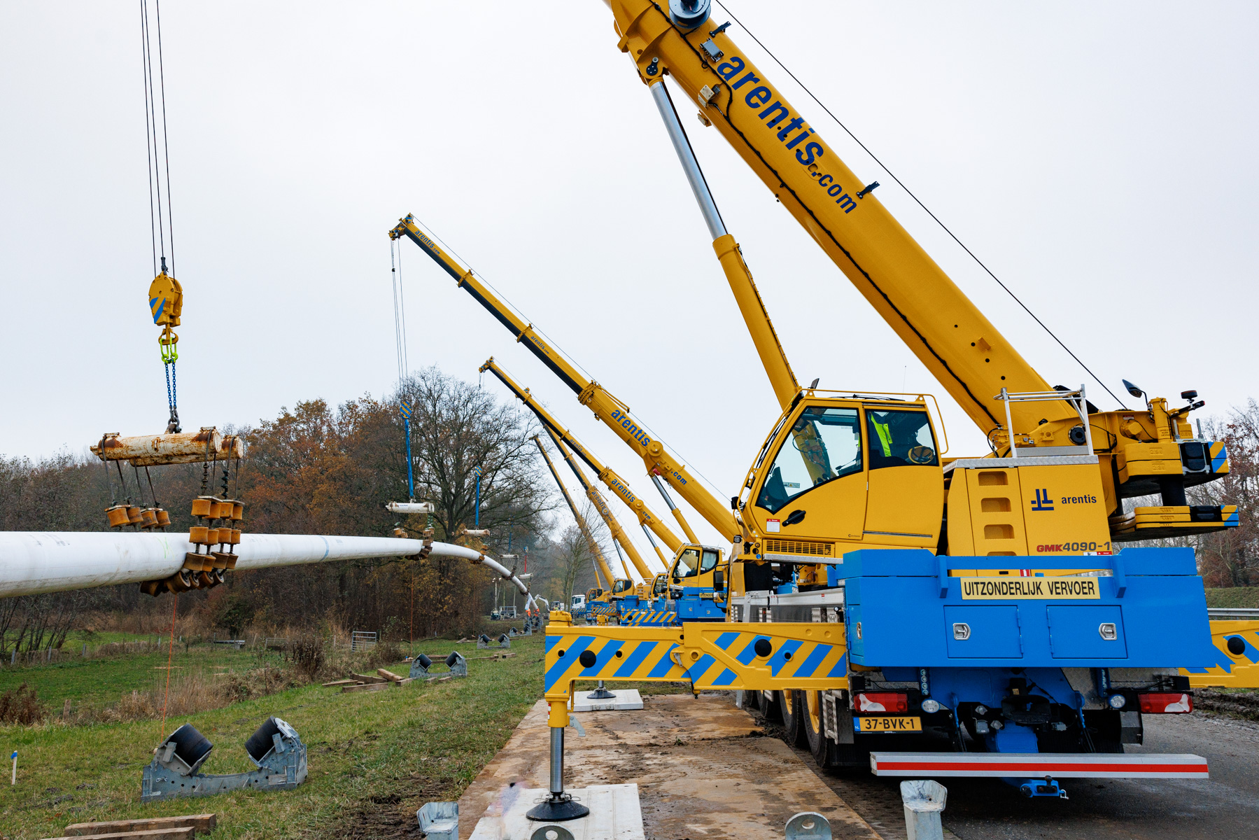 Vijf telescoopkranen bij aanleg waterleiding